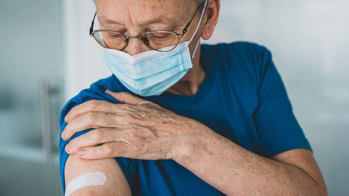 Sanidad y las comunidades acuerdan esperar para poner la cuarta dosis a los mayores de 80