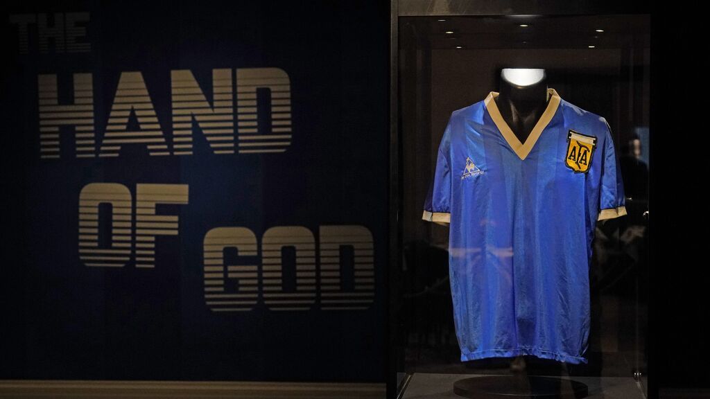 La cifra estratosférica que ha alcanzado la subasta de la camiseta la "Mano de Dios" de Maradona