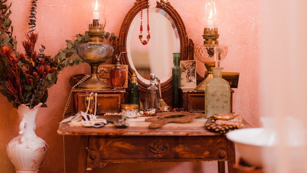 PC3492_Airbnb-MoulinRouge_Listing-Dressing-table-Daniel-Alexander-Harris_5101