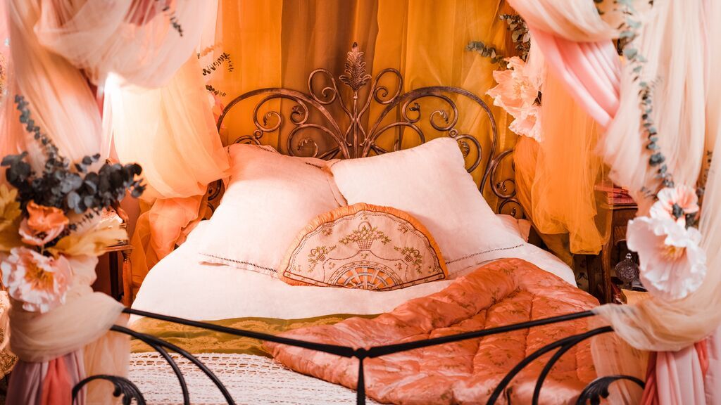 PC3492_Airbnb-MoulinRouge_Listing-Bed-close-up-Daniel-Alexander-Harris-_5340-1