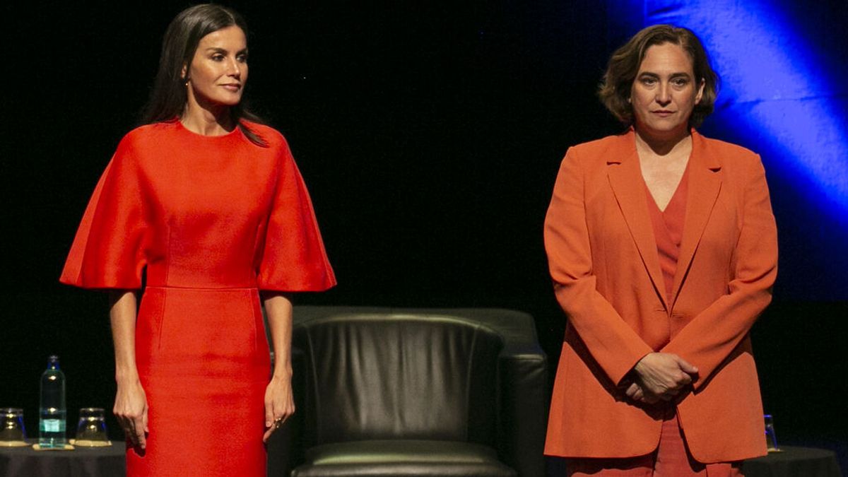 La reina Letizia y Ada Colau, de naranja en un acto juntas La reina Letizia y Ada Colau, de naranja en un acto juntas