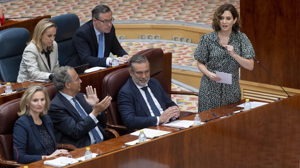 Ayuso define al socialista Lobato como "alguien que viene de la mano con su padre a llorar"