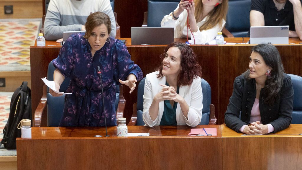 Ayuso dice que Mónica García hace "terapia" con ella: "Coja la pistola y dispare"