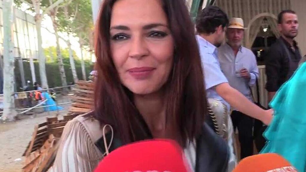 Olga Moreno muestra su mejor sonrisa a la prensa cuando le preguntan por Marta Riesco: “Dientes, dientes”
