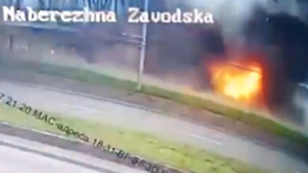 Un misil impacta contra un puente por el que circulaban coches en la ciudad ucraniana de Dnipro