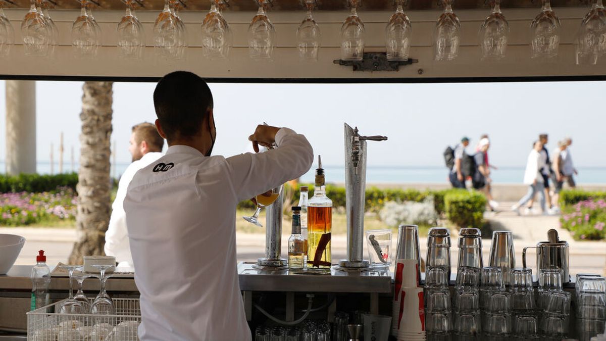 Camarero trabajando en la terraza de un bar en Mallorca Camarero trabajando en la terraza de un bar en Mallorca