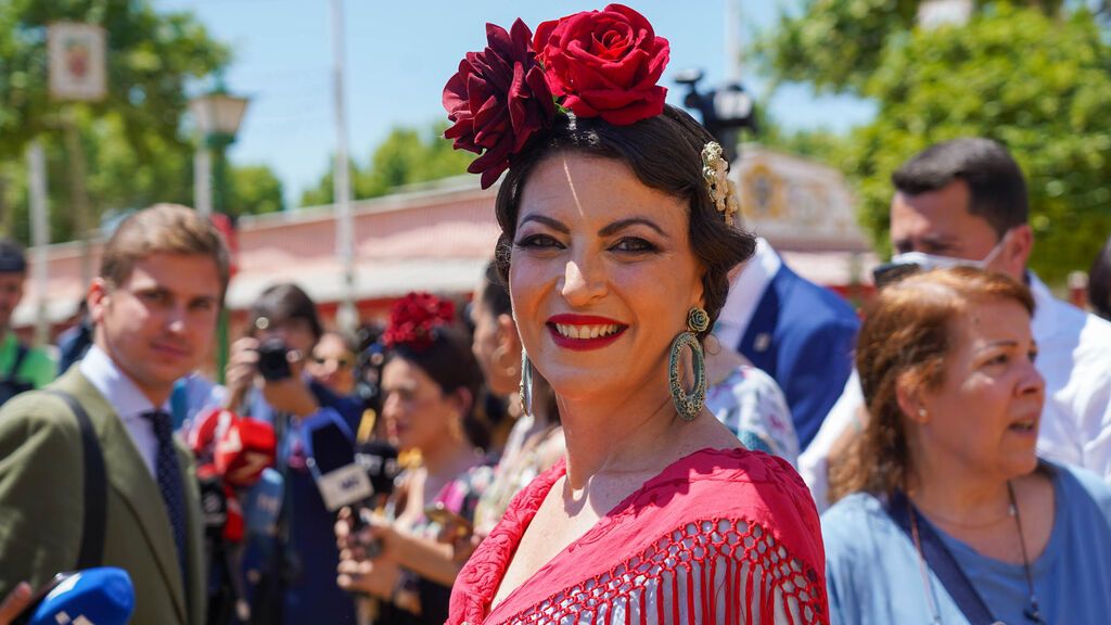 Macarena Olona vestida de flamenca en la feria de Abril, se presenta como "nieta de andaluces"