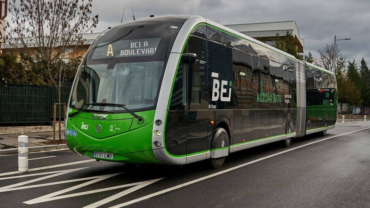 El Bus Eléctrico Inteligente (BEI) circula por una carretera El Bus Eléctrico Inteligente (BEI) circula por una carretera