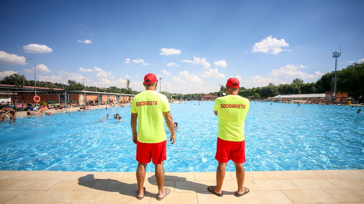 Dos socorristas vigilan una piscina en Madrid