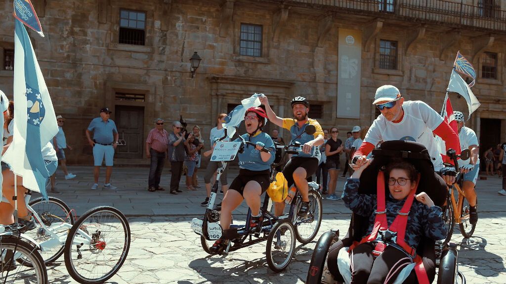 Paula y Fani entrando en el Obradoiro junto a Rubén Riós y Javier Pitillas.