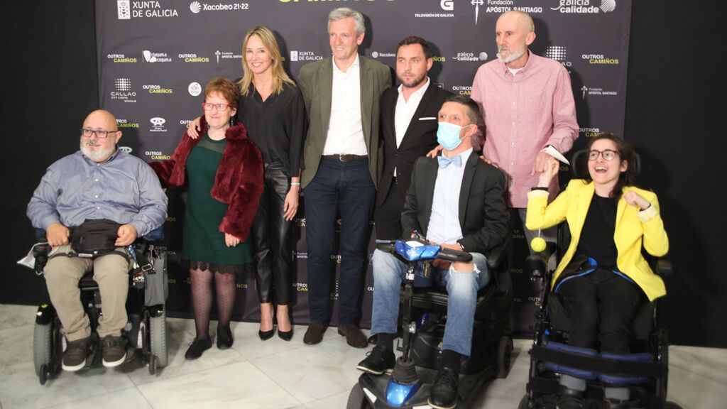Los protagonistas del documental junto al próximo presidente de la Xunta, Alfonso Rueda.