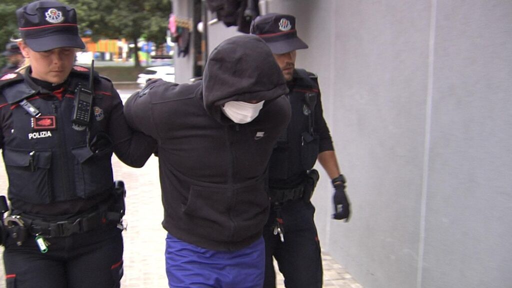 El detenido a su llegada al registro de la vivienda