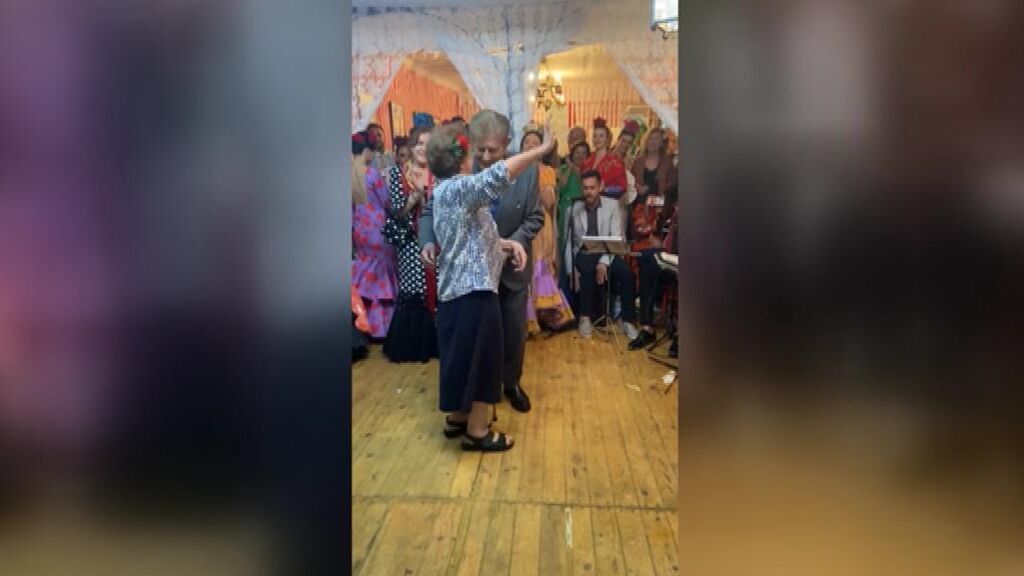 El baile por sevillanas de dos abuelos en la Feria de Abril