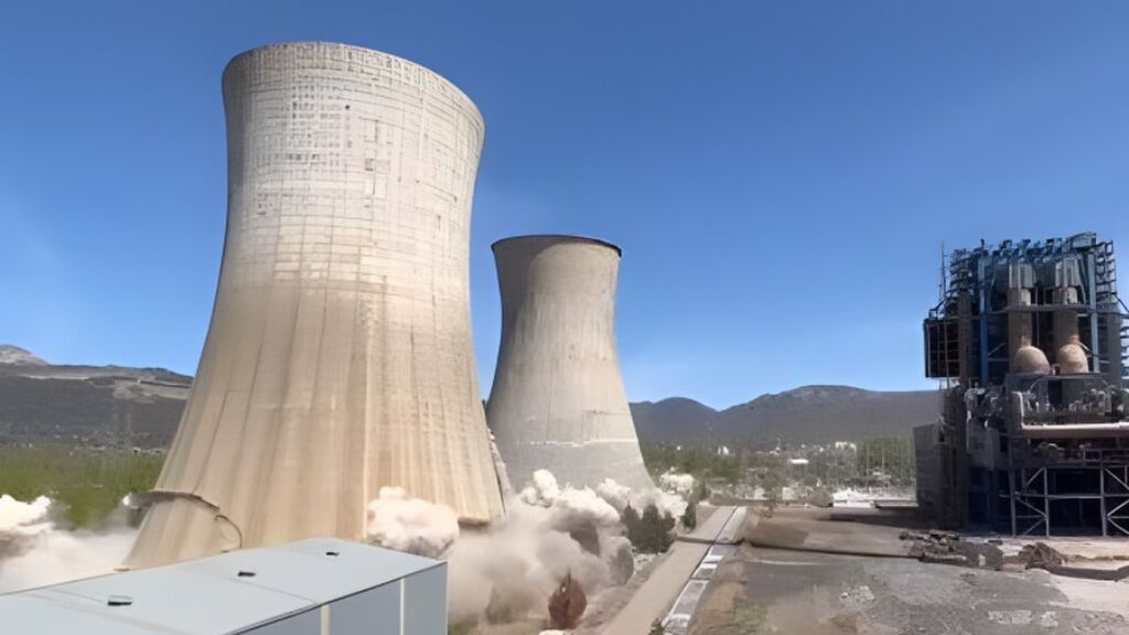 Voladura de las torres de la central termoeléctrica de La Robla (León)
