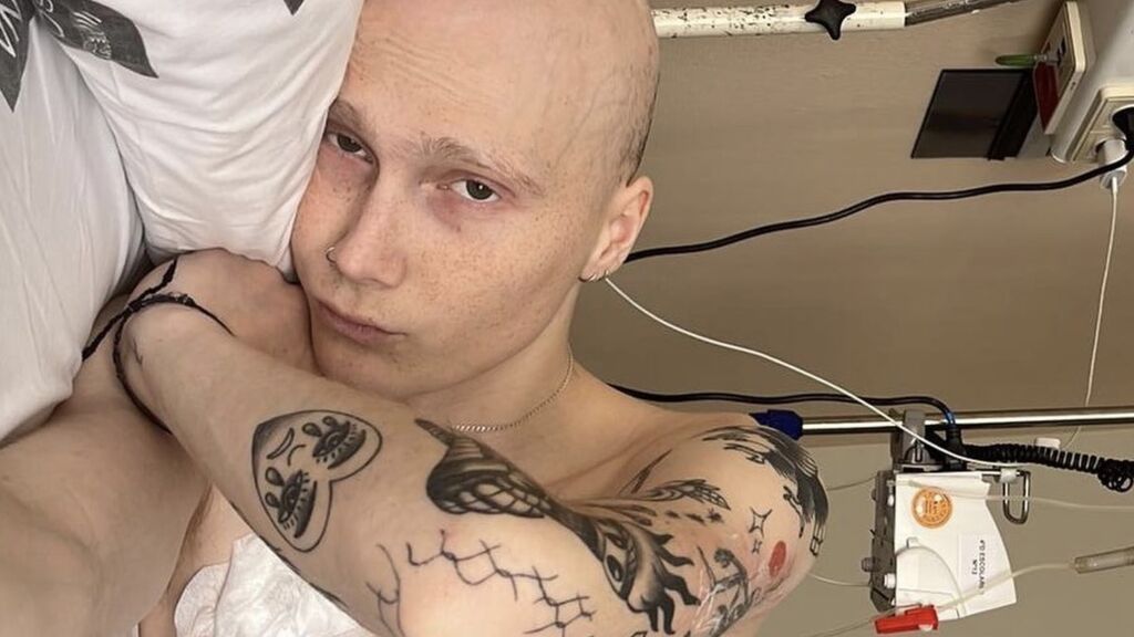 Charlie, 20 años, enfermo de cáncer y estrella en TikTok: "Si tu mente aguanta, tu cuerpo también"