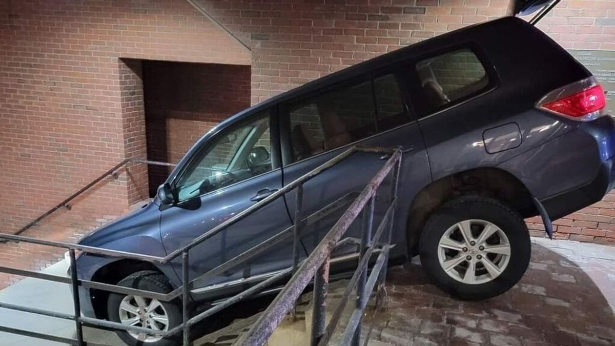 Una mujer ebria siguió su GPS y acabó bajando unas escaleras con su coche en Estados Unidos