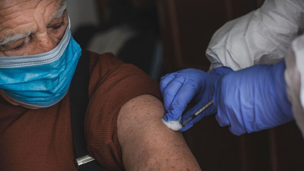 Centros de mayores ven "una barbaridad" aplazar la cuarta dosis a final de año: "La situación es angustiosa" Centros de mayores ven "una barbaridad" aplazar la cuarta dosis a final de año: "La situación es angustiosa"