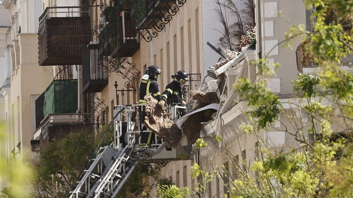 Los bomberos desalojan uno de los edificios colindantes al de la explosión en el barrio de Salamanca