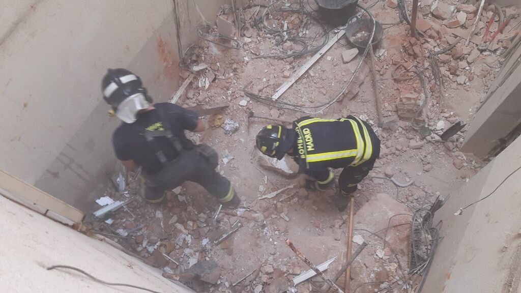 Desescombro del edificio dañado por la explosión del barrio de Salamanca de Madrid
