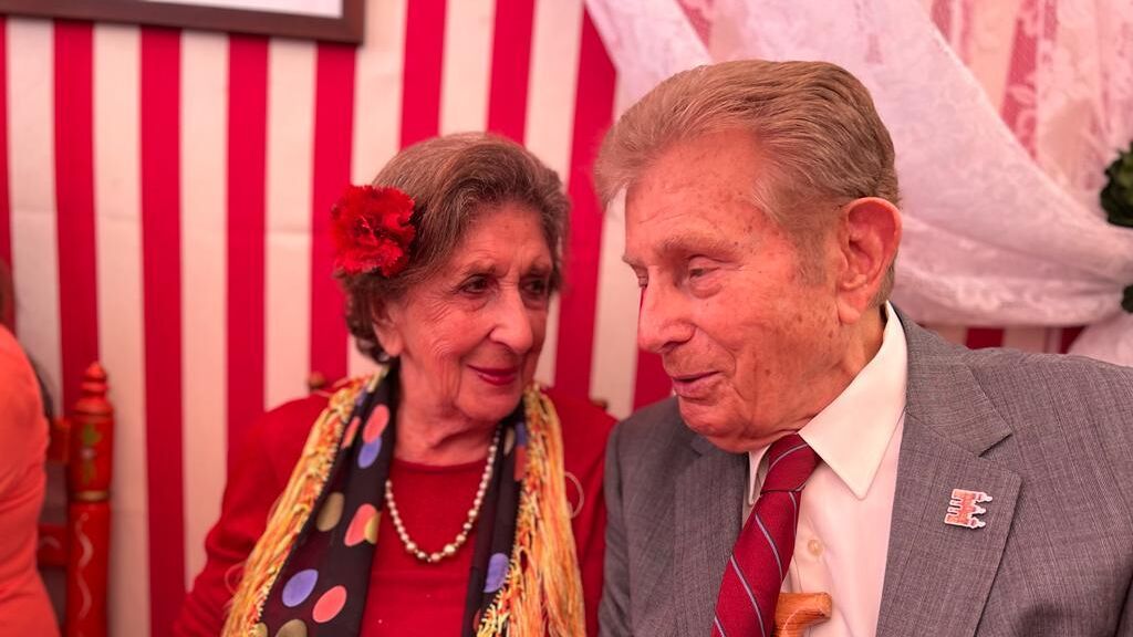 El baile por sevillanas de dos abuelos en la Feria de Abril