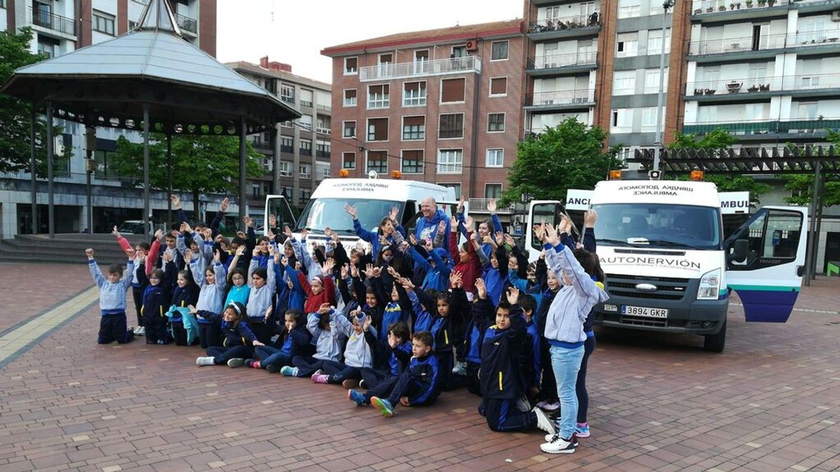 Varios niños participantes en la inicitiva Sestao con Ucrania posan con las ambulancias Varios niños participantes en la inicitiva Sestao con Ucrania posan con las ambulancias