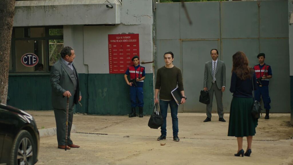 Hasan se marcha con su abuelo tras salir de prisión