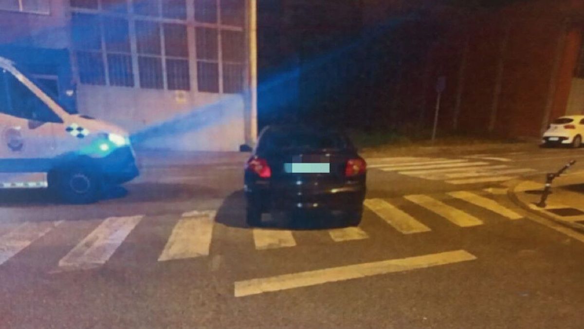 La Policía despierta a un conductor ebrio que se quedó dormido en medio de un cruce en Lugo