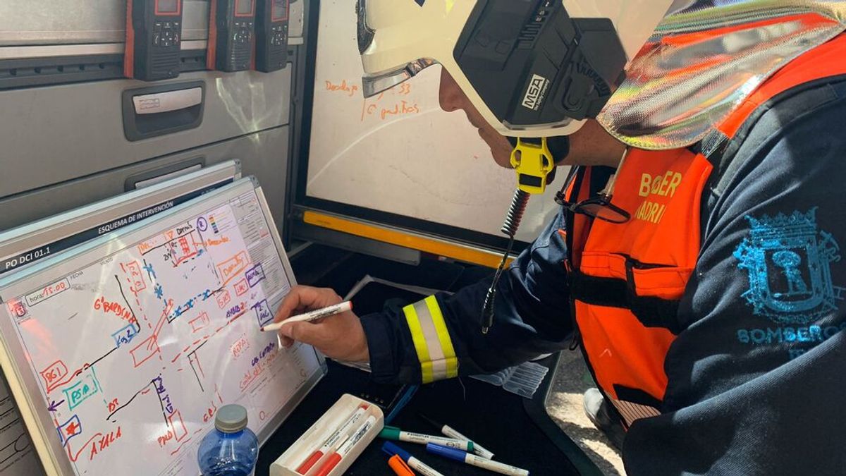 Los bomberos desalojan un edificio colindante al de la explosión en el barrio de Salamanca de Madrid Los bomberos desalojan un edificio colindante al de la explosión en el barrio de Salamanca de Madrid
