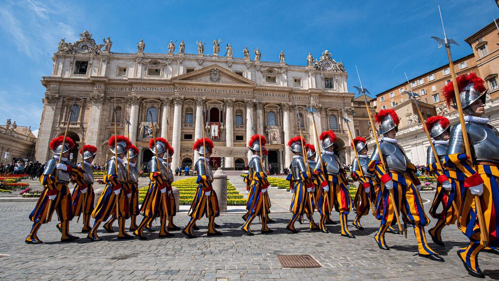 Hombre, soltero y católico: los requisitos para entrar en la Guardia Suiza del Vaticano