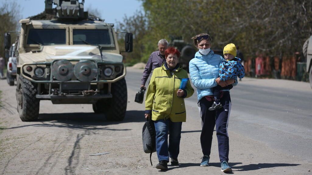 Ucrania confirma la evacuación de las mujeres, niños y ancianos de la acería de Mariúpol