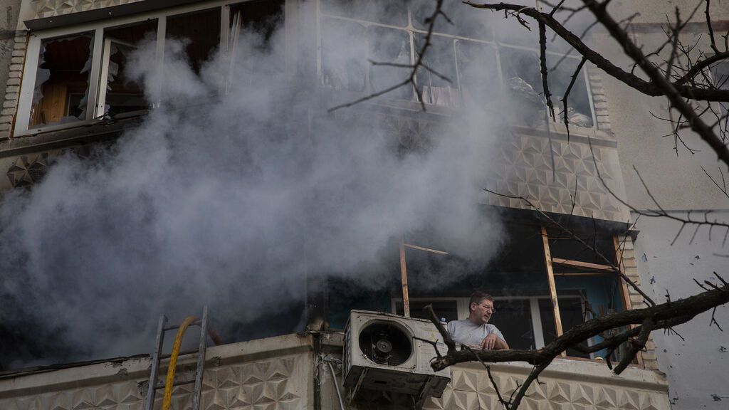 EuropaPress_4431310_may_2022_kharkiv_ukraine_man_looks_out_window_while_firefighters_extinguish