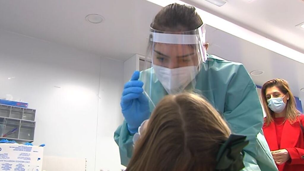 Varios expertos analizan si habría que volver a llevar mascarilla ante el aumento de casos de coronavirus