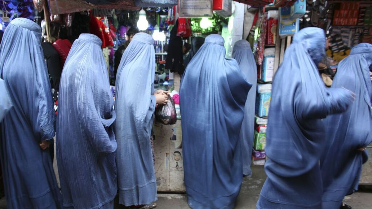 Los talibán ordenan a las mujeres cubrirse la cara en público y recomiendan el burka Los talibán ordenan a las mujeres cubrirse la cara en público y recomiendan el burka