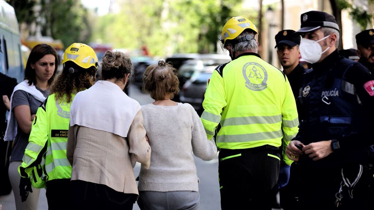 Un centenar de personas continúa desalojadas de sus viviendas por la explosión de gas en Madrid Un centenar de personas continúa desalojadas de sus viviendas por la explosión de gas en Madrid