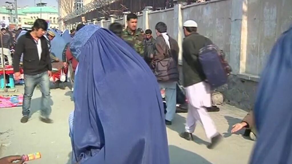Los talibán ordenan a las mujeres cubrirse la cara en público y recomiendan el burka para evitar "provocaciones"