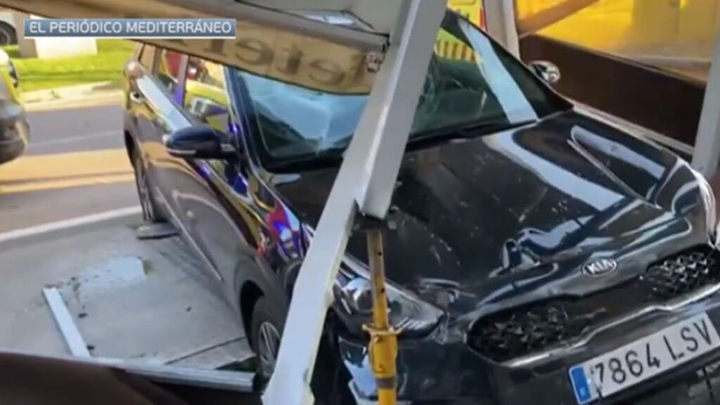 Seis heridos, entre ellos un niño de un año, al chocar un vehículo contra una terraza de un bar en Burriana