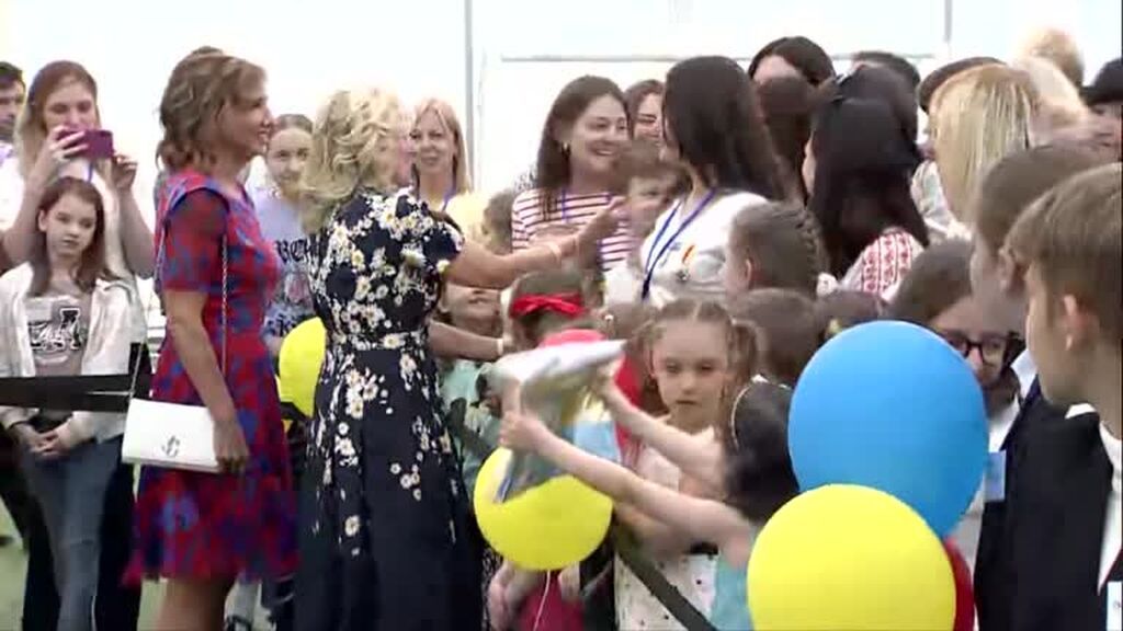 Jill Biden visita a un grupo de niños ucranianos y sus madres refugiados en Rumania