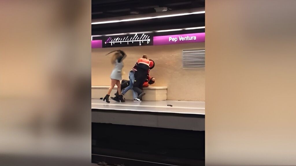 Detenida por apalear con la porra a dos vigilantes de seguridad en el metro de Barcelona
