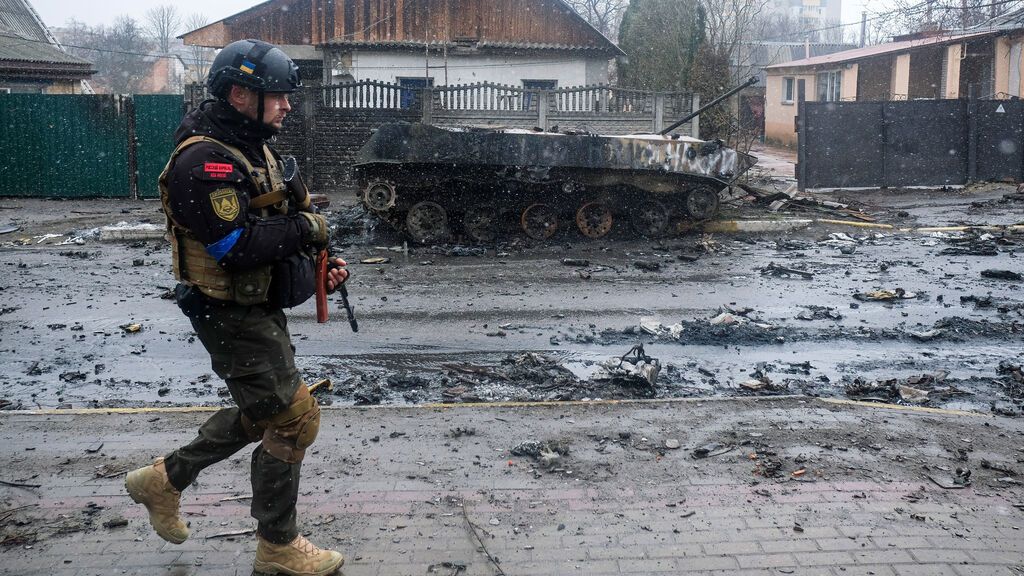 Un soldado ucraniano en Bucha, a las afueras de Kiev, Ucrania