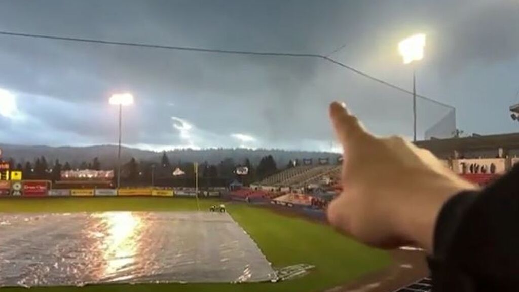 Espectadores de un partido de béisbol en EEUU presencian la formación de un tornado