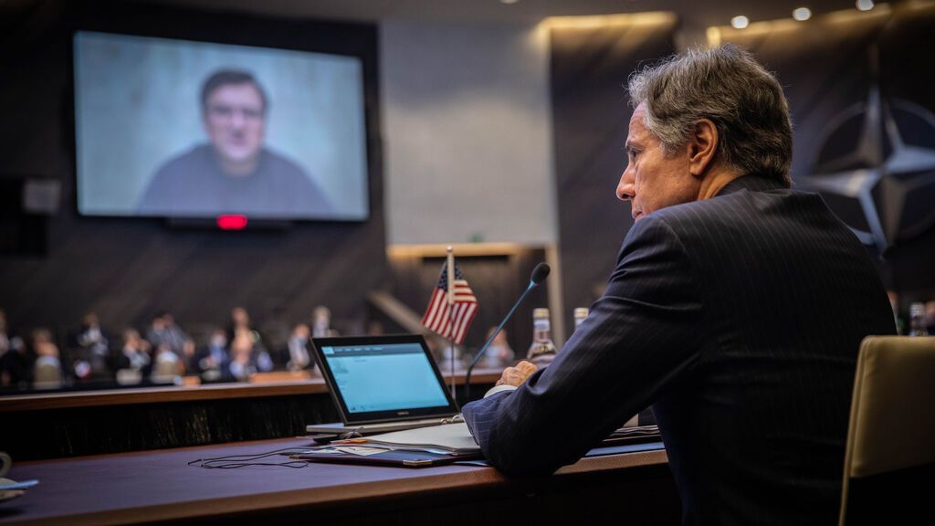 El secretario de Estado, Antony Blinken, con el ministro de Exteriores ucraniano