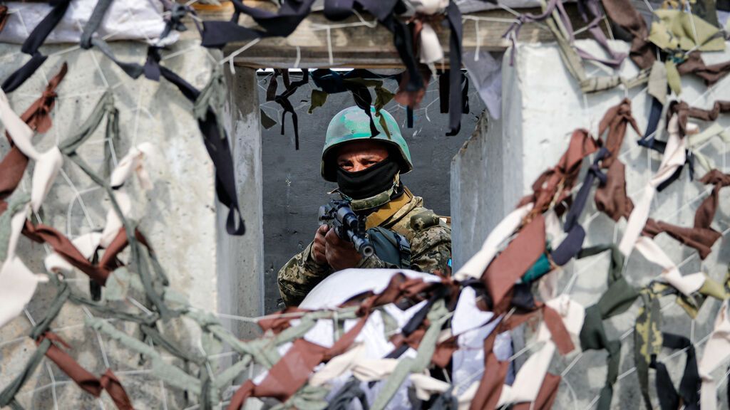 Un soldado ucraniano con una ametralladora monta guardia en un lugar no revelado de la región de Kharkiv