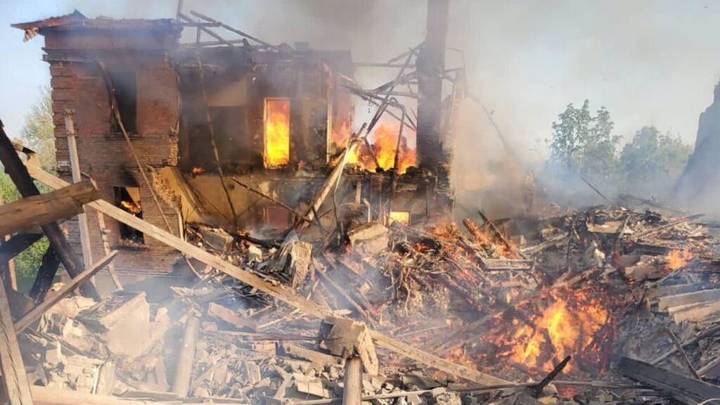 Rusia bombardea una escuela de Lugansk donde se refugiaban decenas de civiles: hay 62 muertos