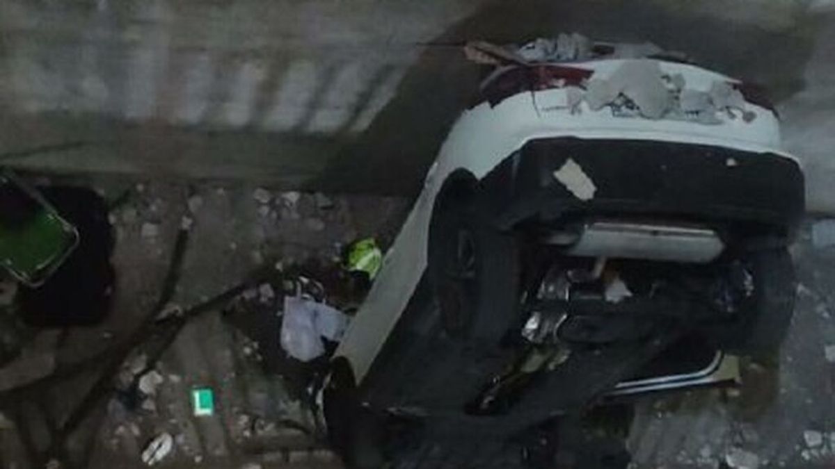 Un coche cae de dos pisos de altura por el patio interior de un parking en Barcelona