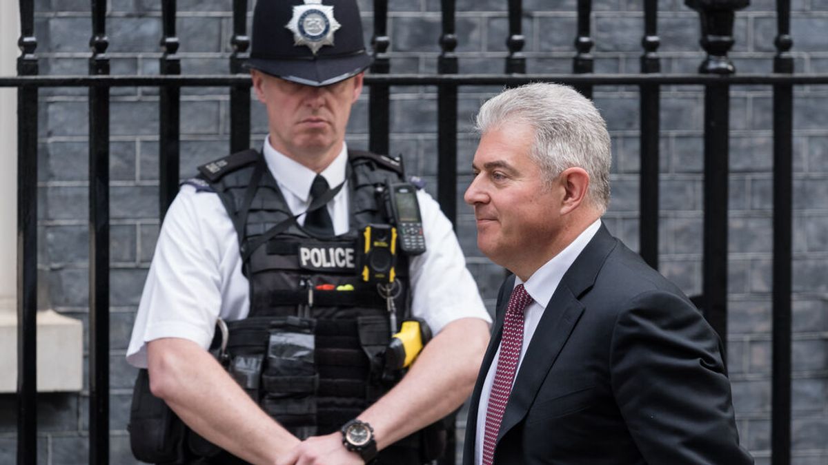 El Gobierno británico insta al principal partido unionista norirlandés a apoyar un gobierno del Sinn Féin El Gobierno británico insta al principal partido unionista norirlandés a apoyar un gobierno del Sinn Féin