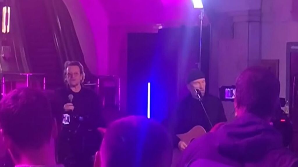 Bono y The Edge, de U2, sorprenden con un concierto en una estación de metro de Kiev