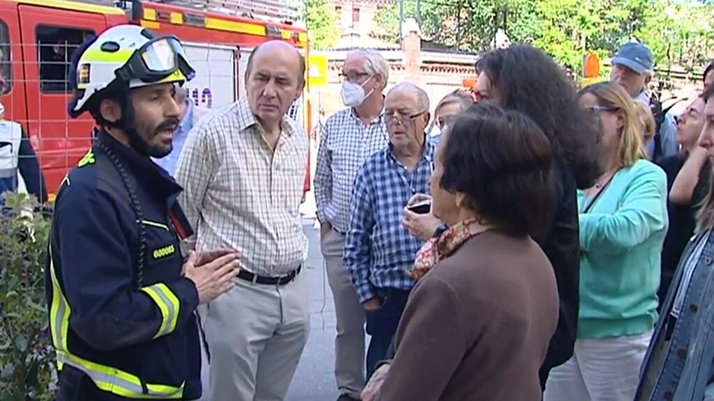 Algunos vecinos de uno de los edificios colindantes al de la explosión en el barrio de Salamanca vuelven a sus casas