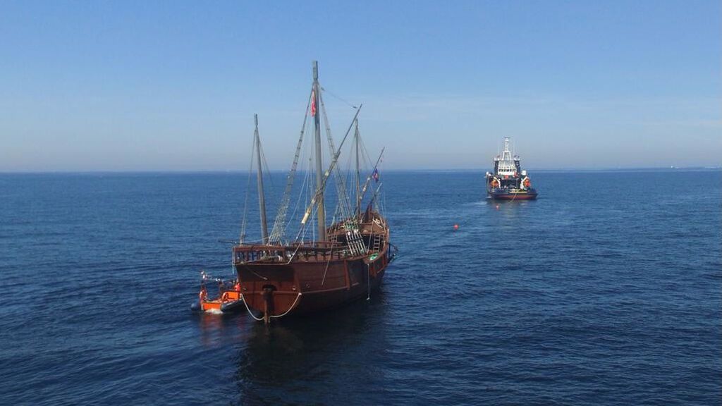 La carabela siendo remolcada.