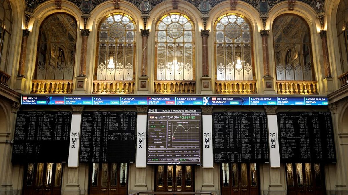 El Ibex 35 cae un 2,2% y retrocede hasta los 8.100 puntos El Ibex 35 cae un 2,2% y retrocede hasta los 8.100 puntos