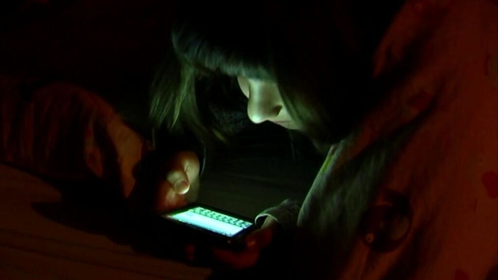 Uno de cada tres jóvenes de entre 13 y 16 años tiene problemas para dormir: no dejan el móvil hasta las 23h